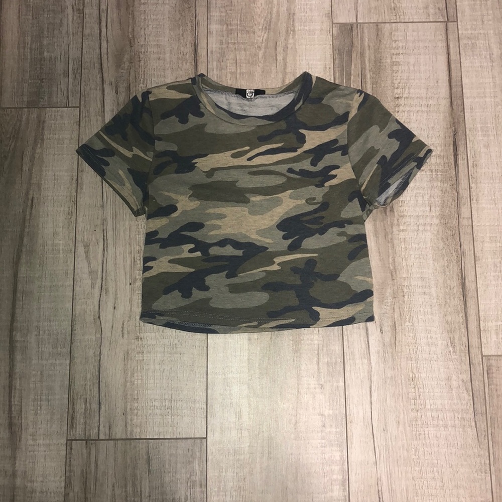 Q camo crop t shirt